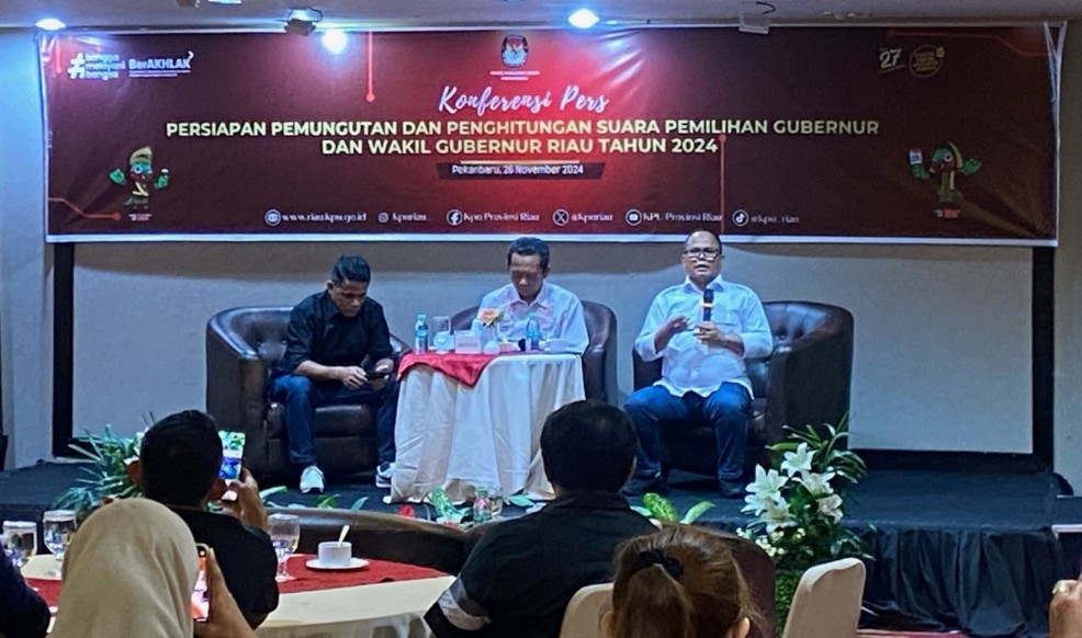 Ketua KPU Riau, Rusidi Rusdan paparkan rekapitulasi Pilkada 2024 (foto/Yuni)